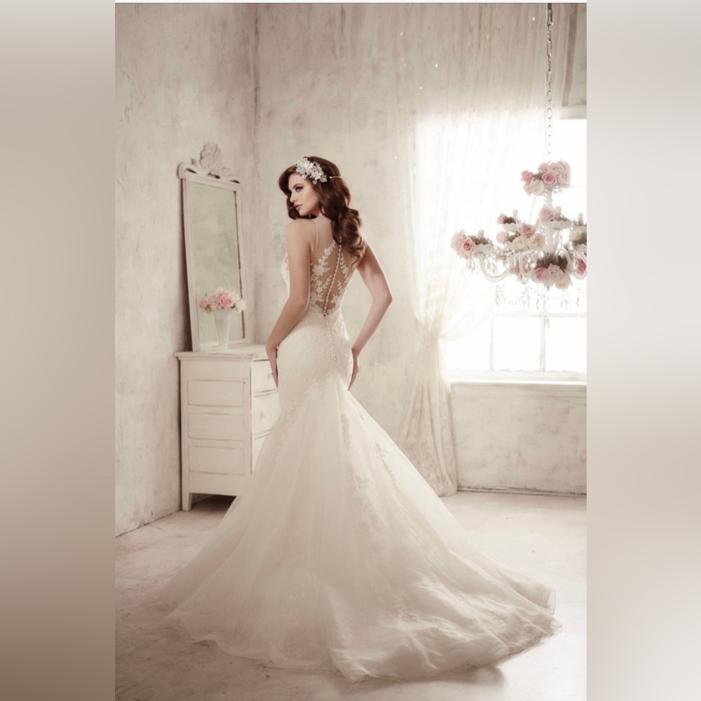 Christina Wu - Size 6 IVORY, UNALTERED, UNWORN, FIT-TO-FLARE wedding dress